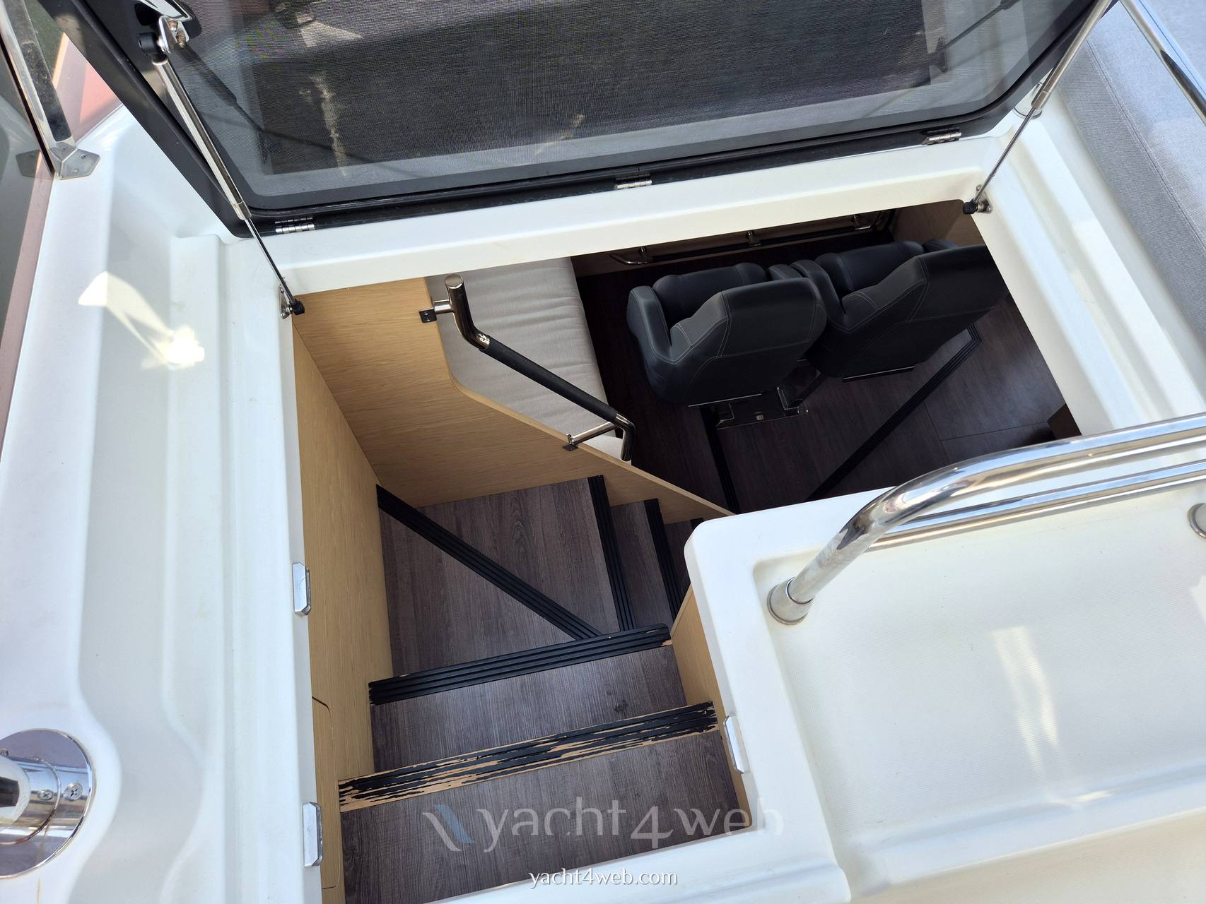 Beneteau Grand trawler 62 Фото