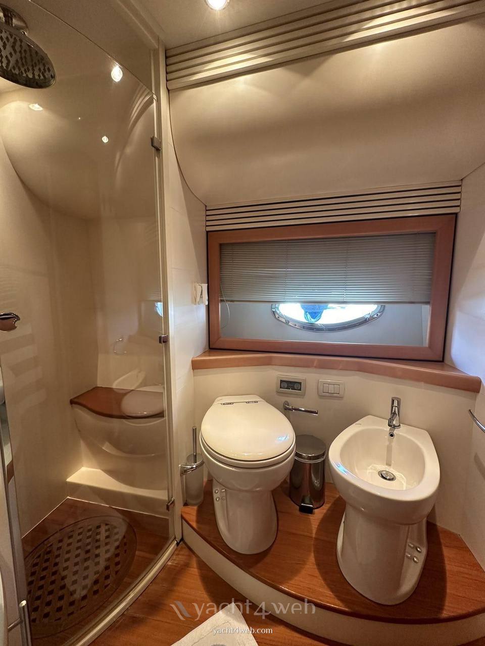 Pershing 76