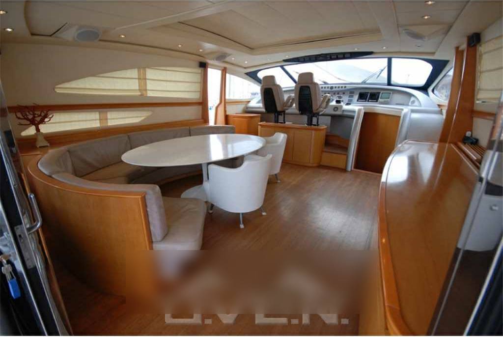 Pershing 88' hard top Dentro de