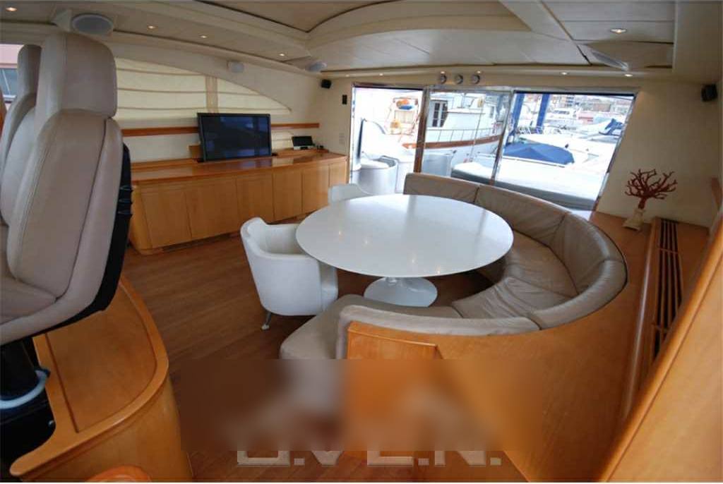 Pershing 88' hard top Im Inneren