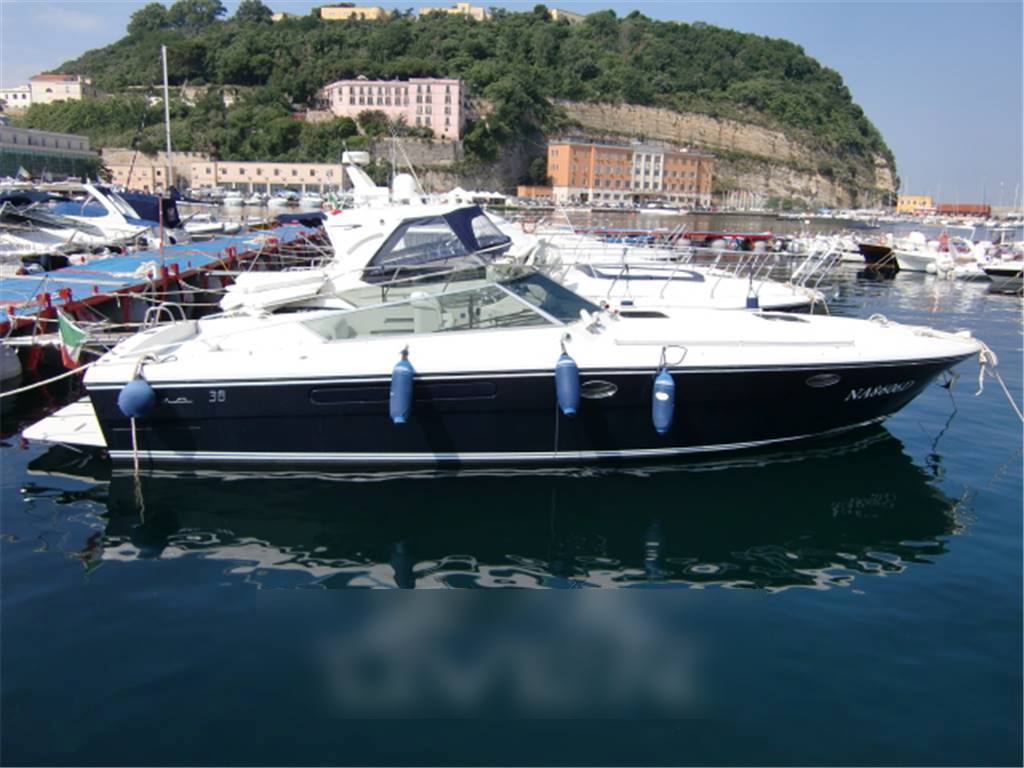 Itama 38 motor boat