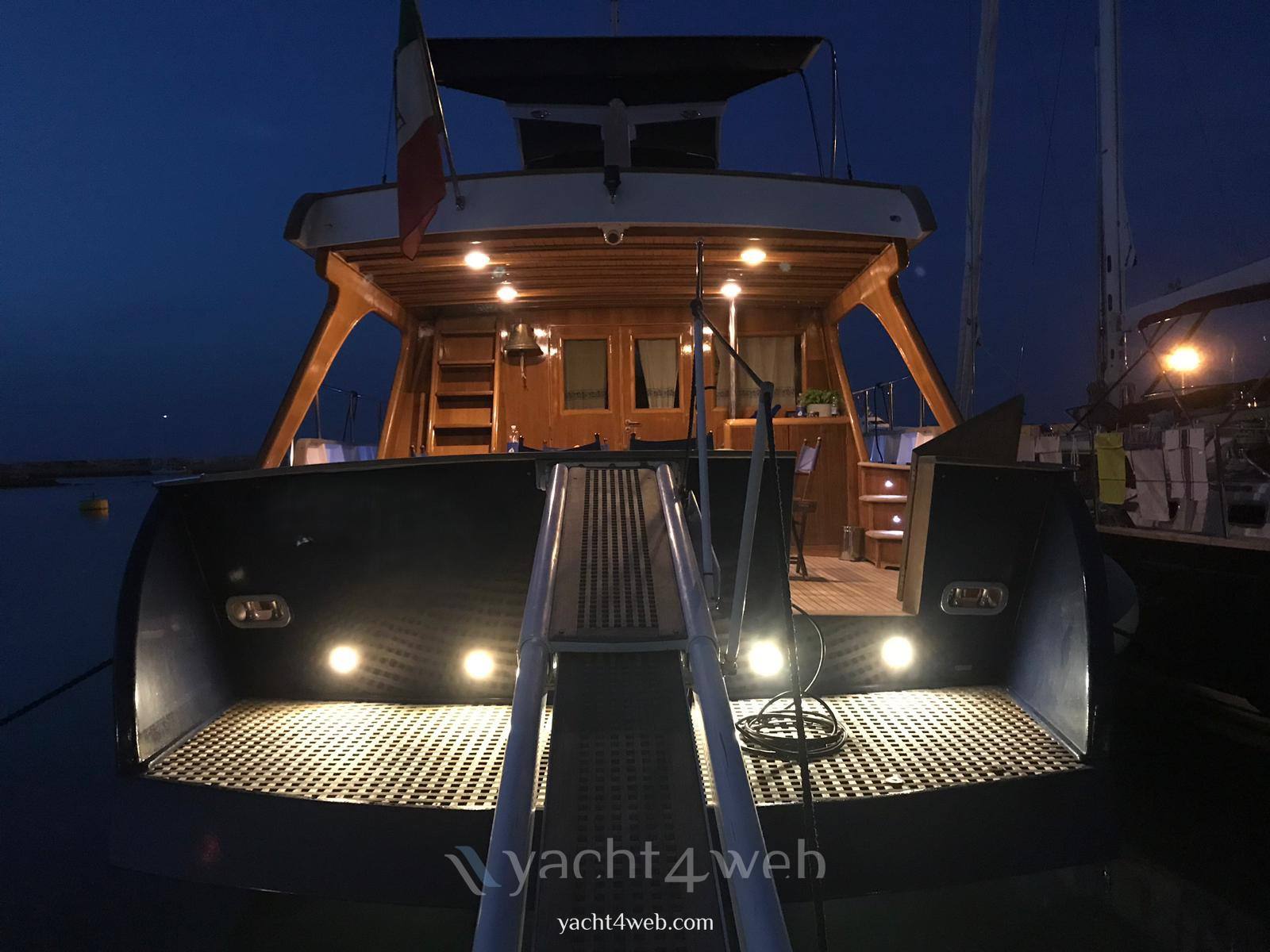 Cantiere nautico azzurro Navetta 23