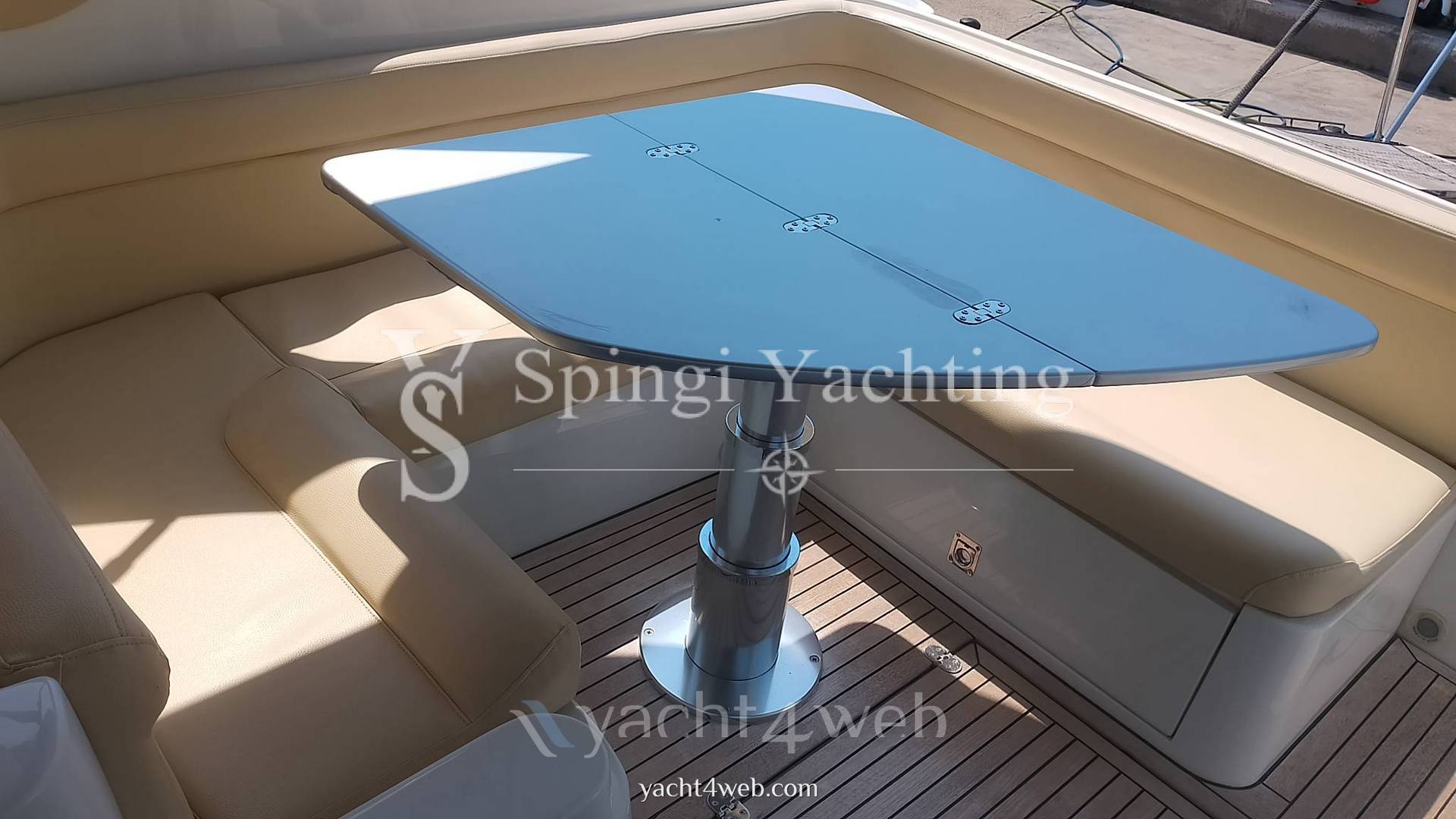 Innovazioni e progetti Mira 37 قارب بمحرك