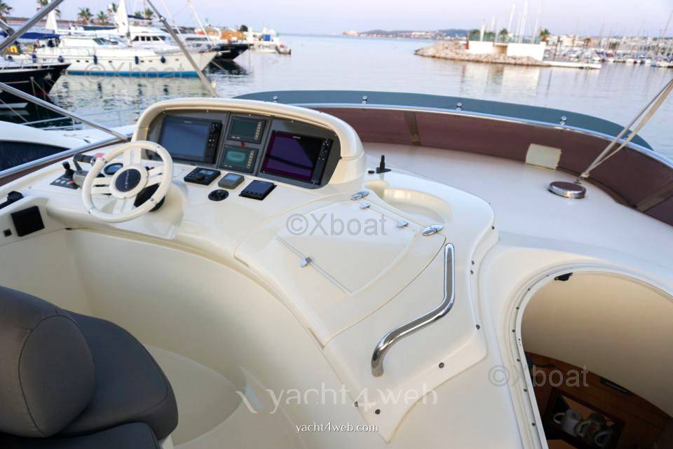 Azimut AZIMUT 68 FLY Моторная лодка используется для продажи