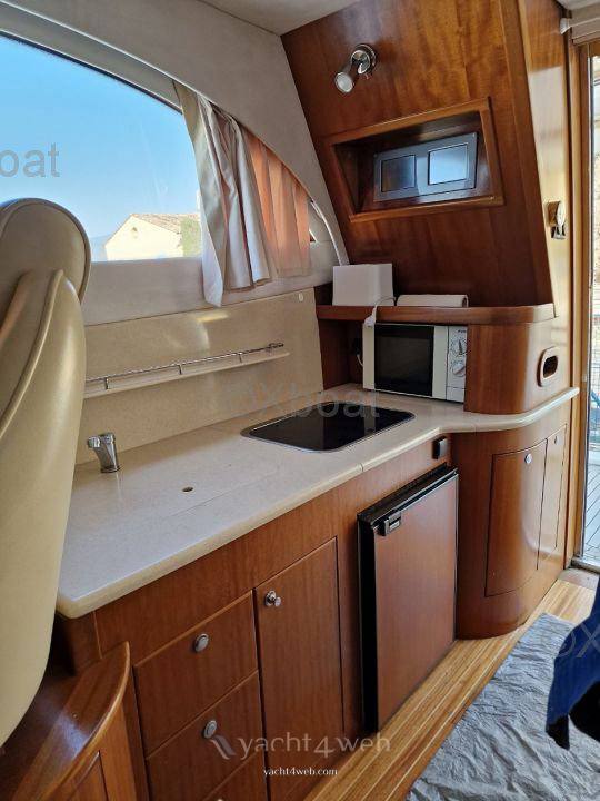 Galeon 330 fly