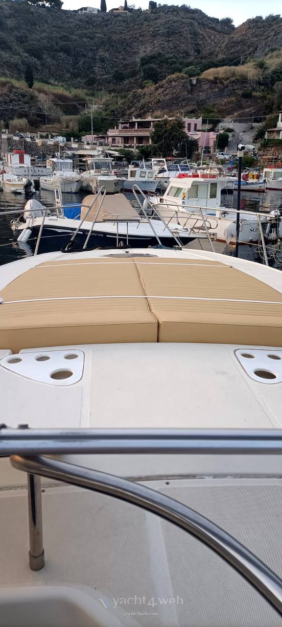 Innovazioni & Progetti Mira 38 Моторная лодка используется для продажи