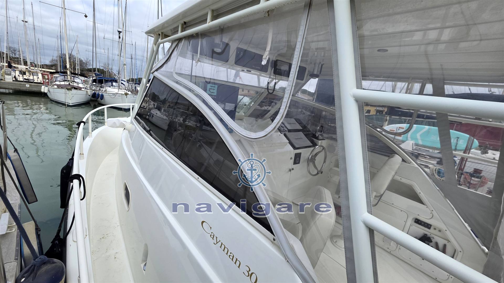 Cayman 30 wa Foto