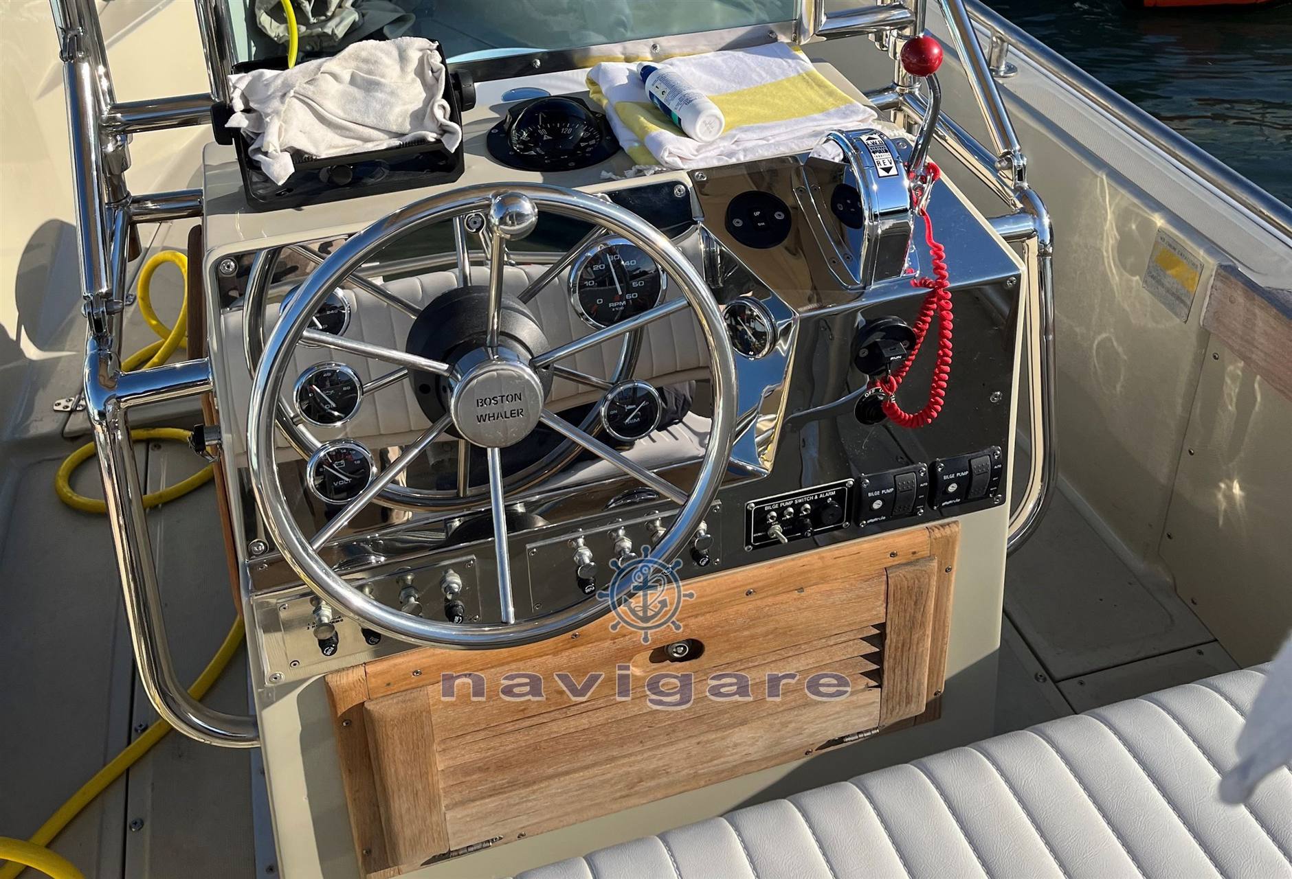 Boston whaler 23 outrage قارب بمحرك مستعملة للبيع