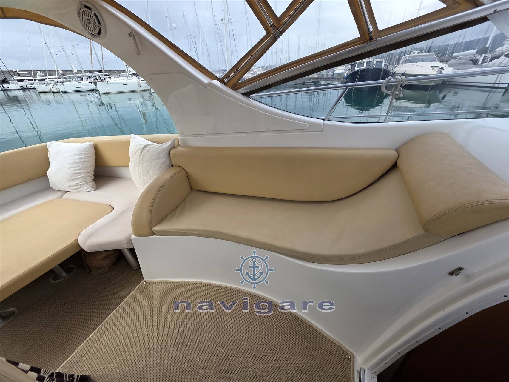 Saver 330 قارب بمحرك