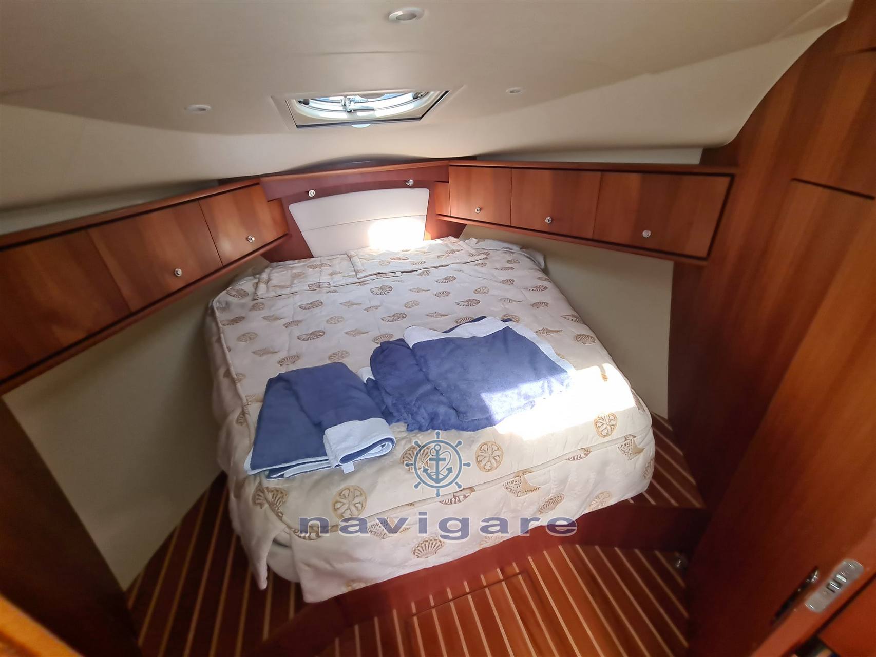 Tiara yachts 3900 sovran قارب بمحرك