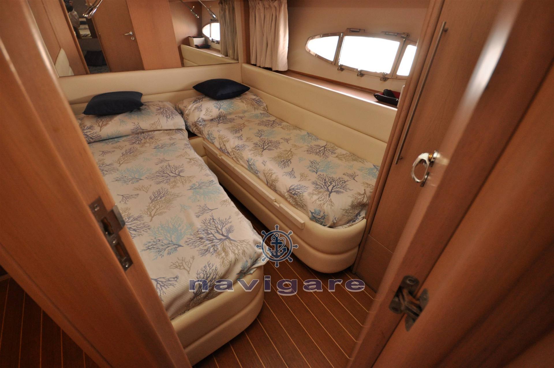 Cayman yachts 52 wa Photo