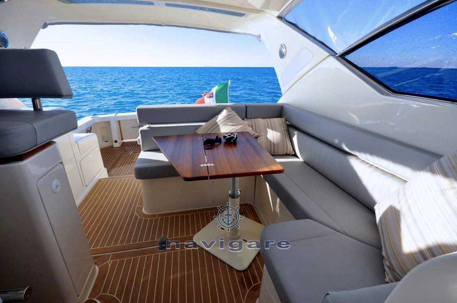 Tuccoli marine T370 sparviero bateau à moteur