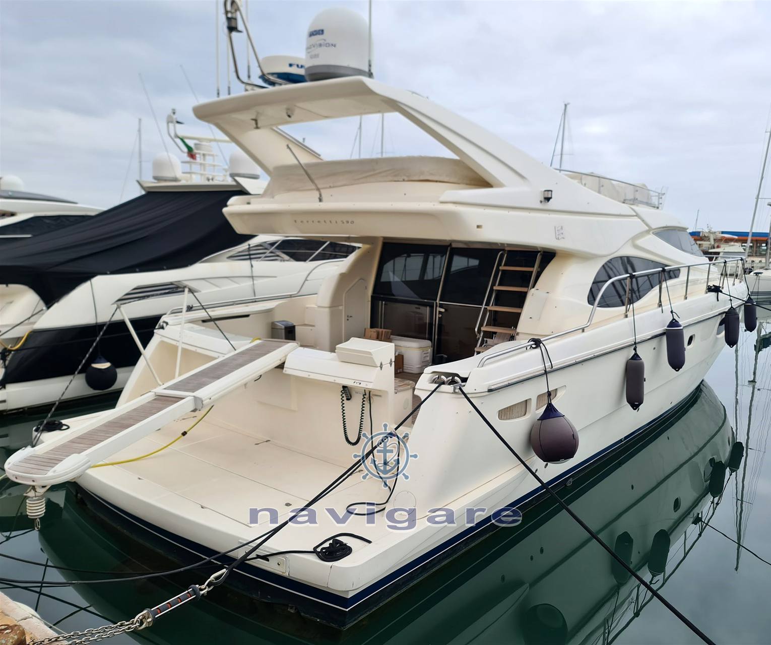 Ferretti Yachts FERRETTI 590 Флайбридж используется