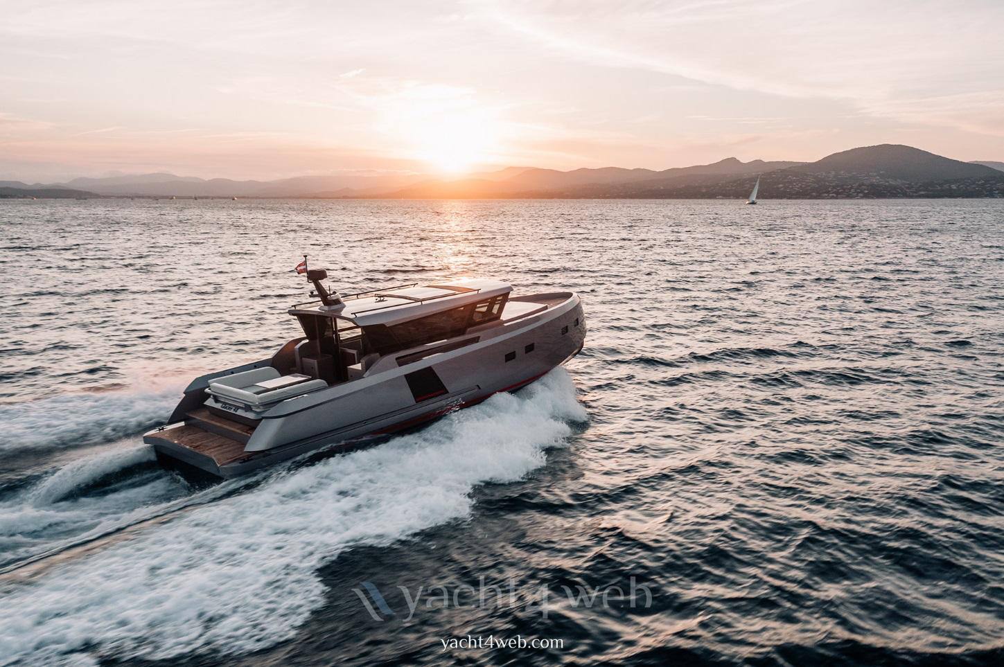 Glacier yacht 48 cabin