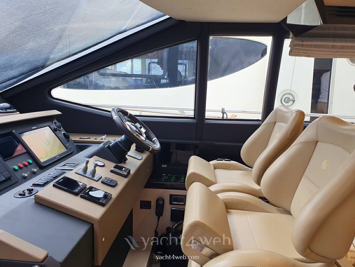 Azimut 66 Boat используется для продажи