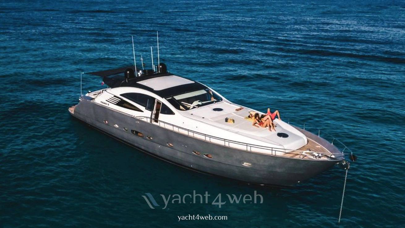 Pershing 76 Boat используется для продажи