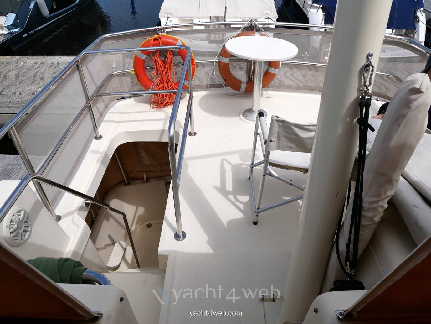 Mainship 400 trawler 0