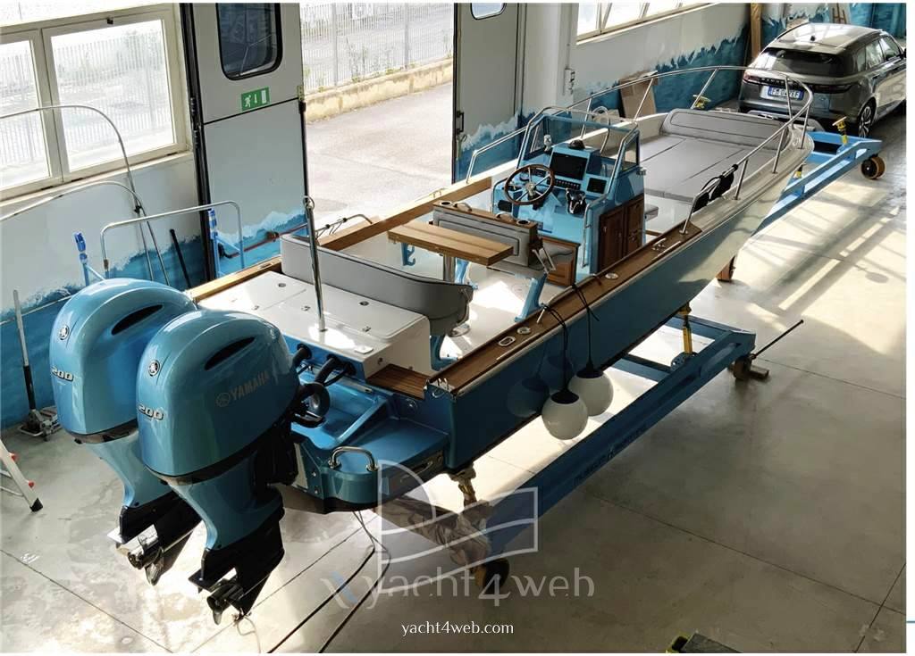 Boston whaler Outrage 25