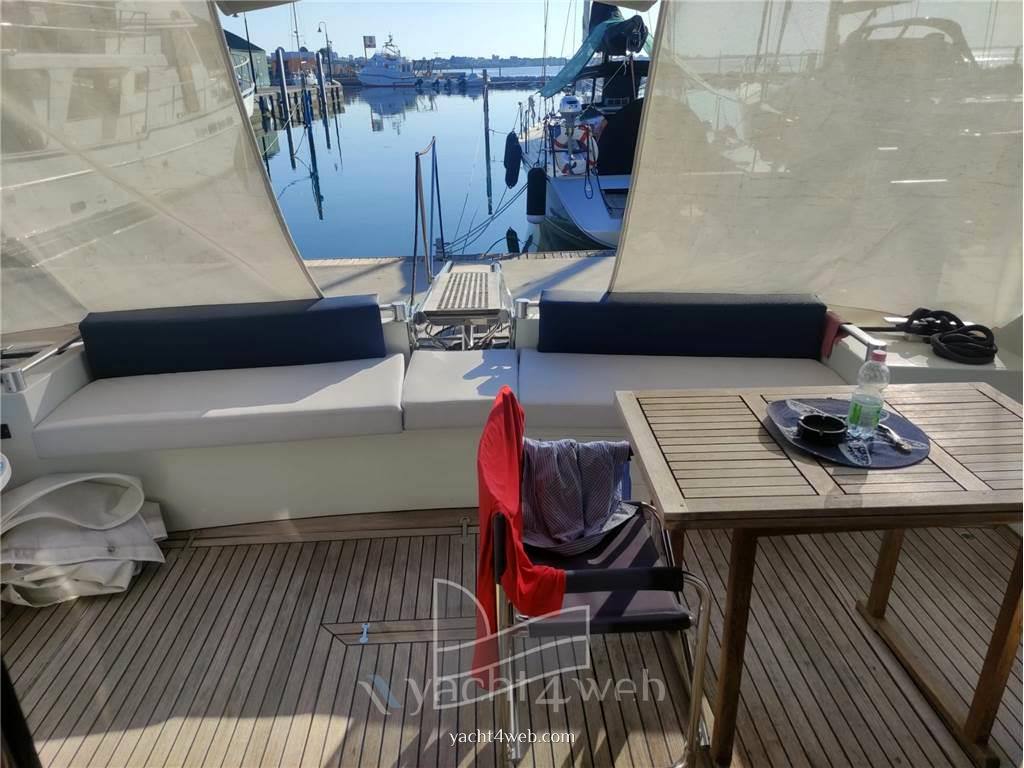 Mochi 44 fly barco a motor