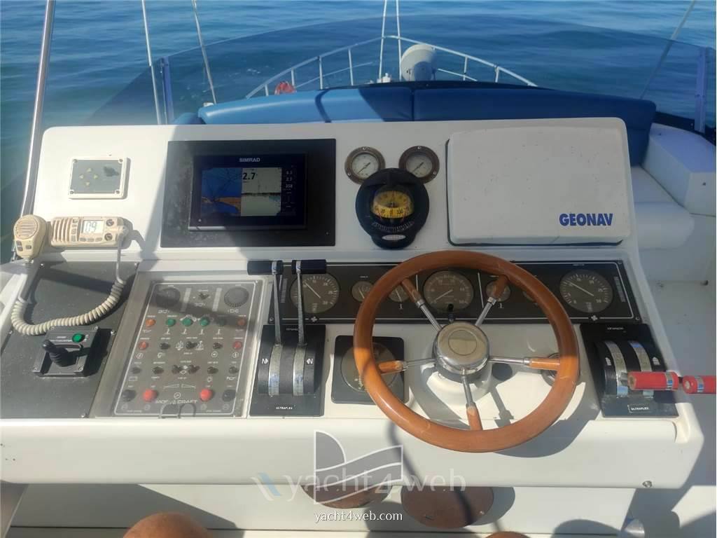 Mochi 44 fly Express Cruiser usado