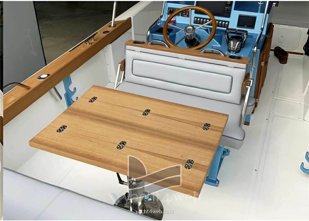 Boston whaler Outrage 25 barca a motore