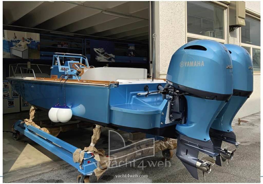 Boston whaler Outrage 25 Barca a motore usata in vendita