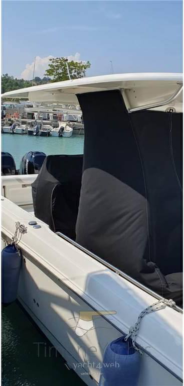 Boston whaler Outrage 320