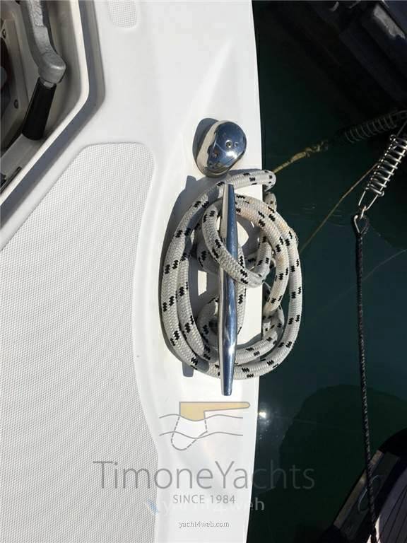 Boston whaler Outrage 320 