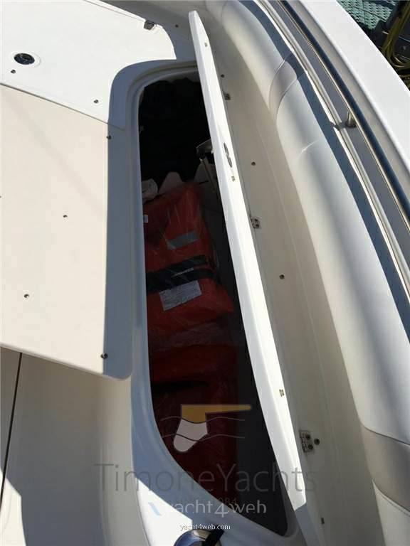 Boston whaler Outrage 320 barca a motore