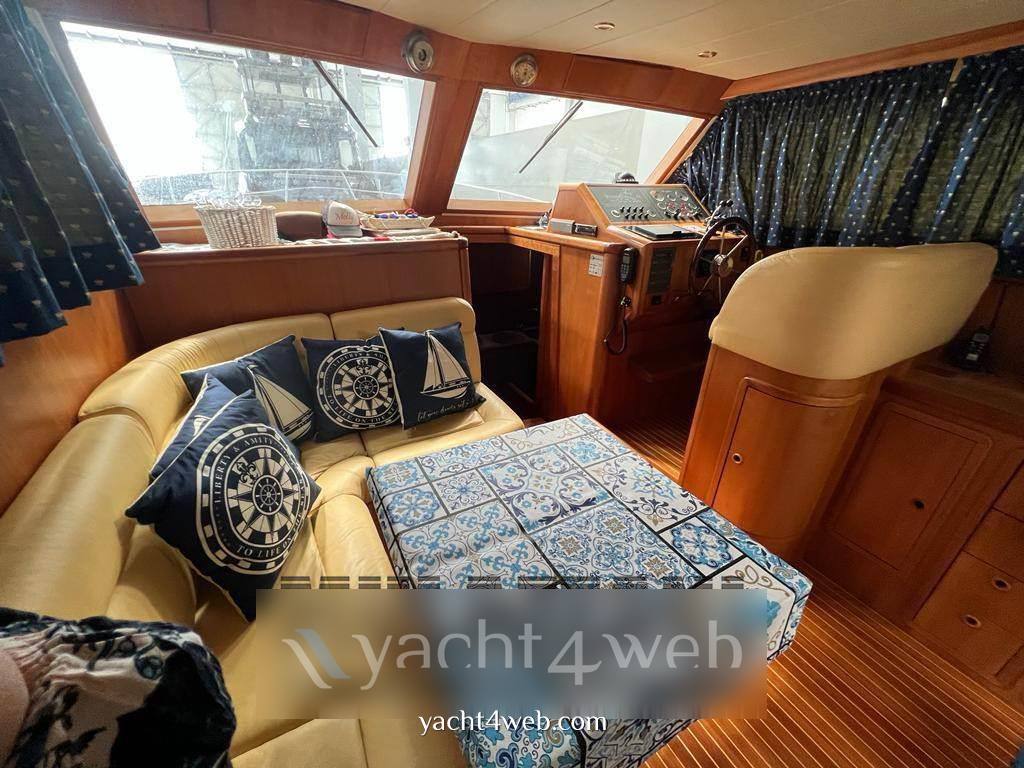 Cantieri estensi 440 goldstar fly