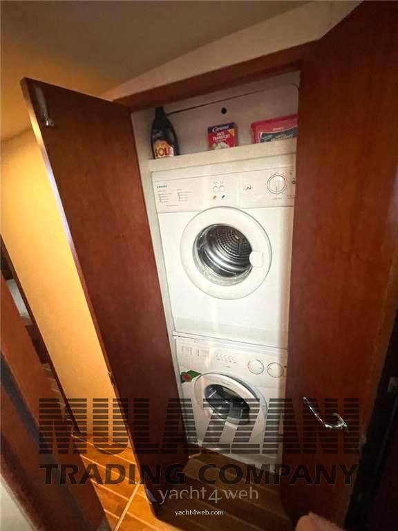 Bertram yacht 630 convertible قارب بمحرك مستعملة للبيع