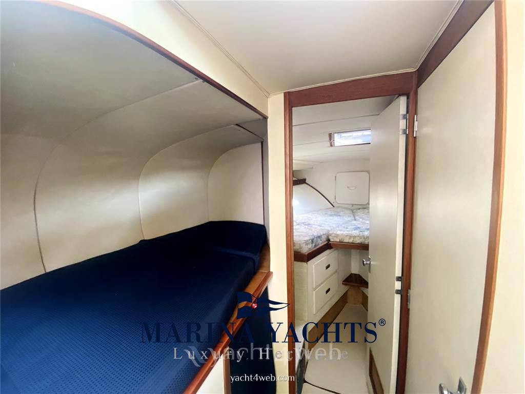 Bertram yacht 35' convertible Photo