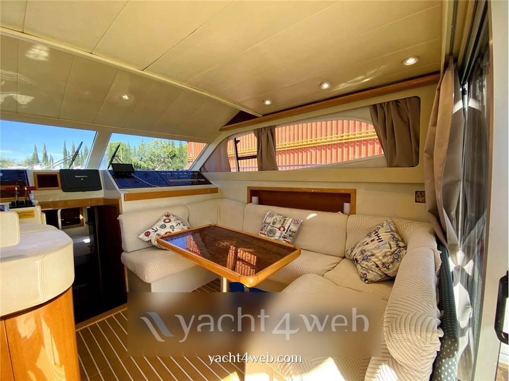 Raffaelli Typhoon 38 fly Foto