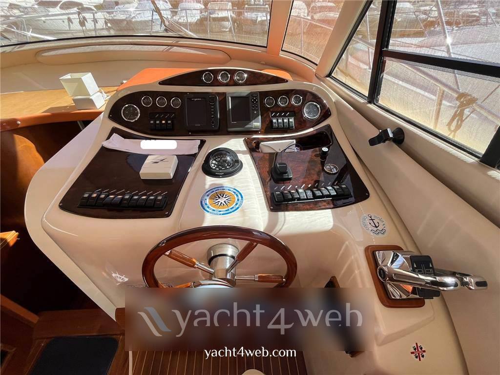 Plastik Space 360 fly motor boat