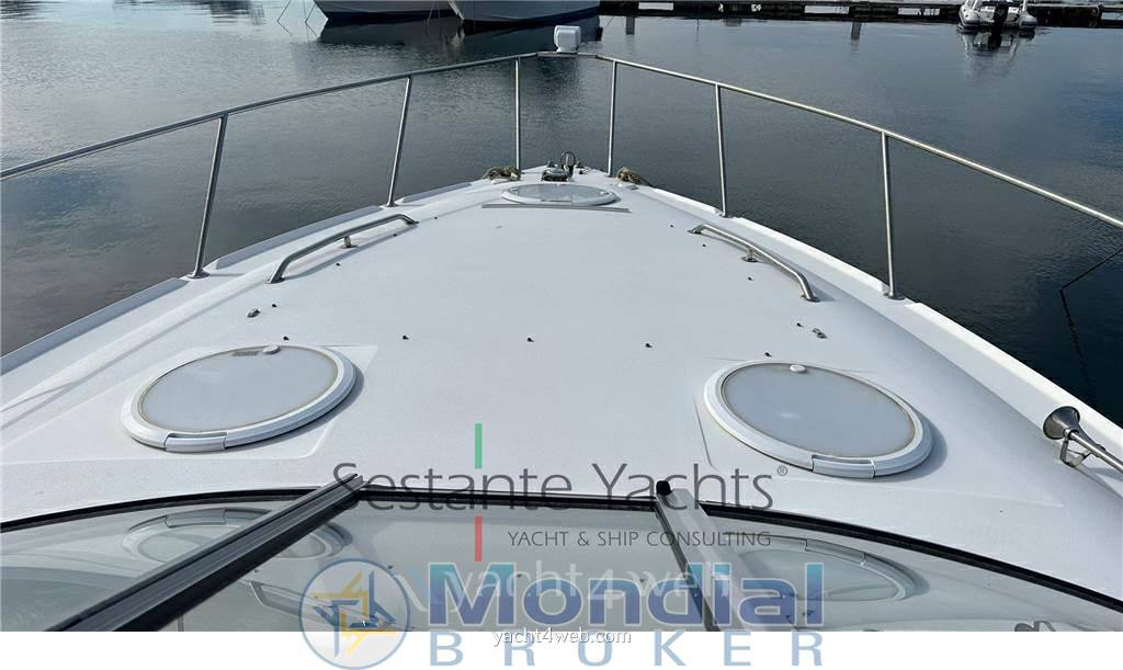 Larson boats Cabrio 330 Express cruiser