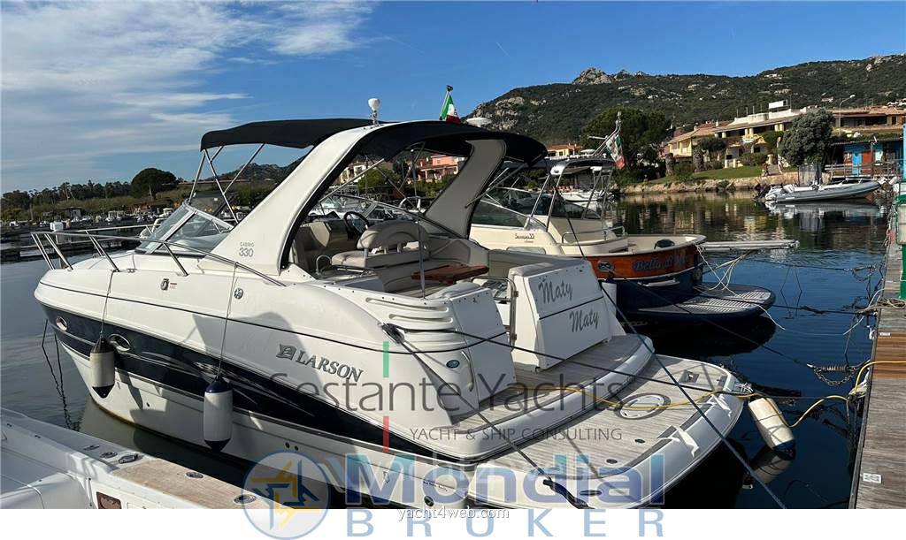 Larson boats Cabrio 330 motor boat