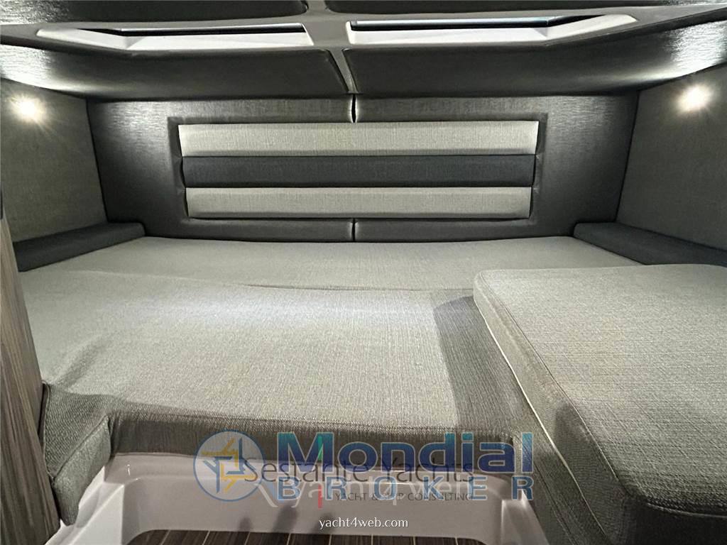 Ranieri international Cayman 35 excutive Gommone