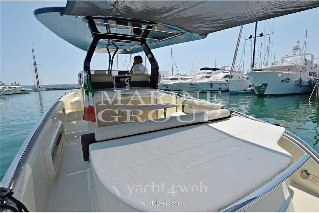 Invictus Gt320 Day cruiser