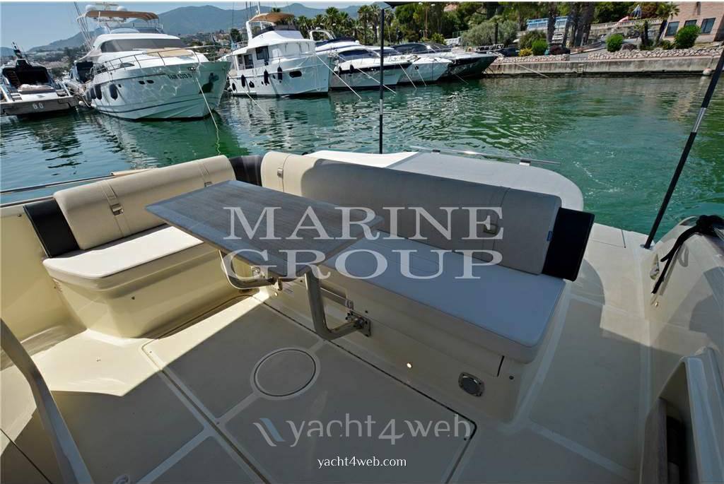 Invictus Gt320 bateau à moteur