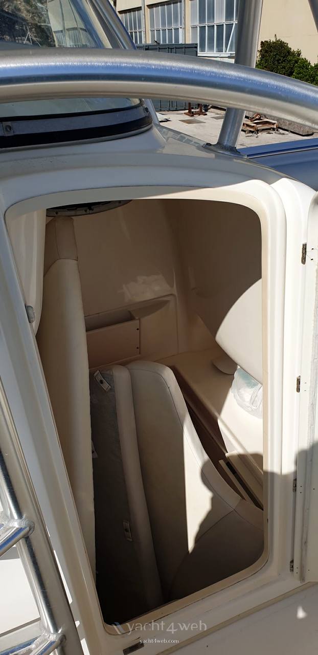 Boston whaler Outrage 320