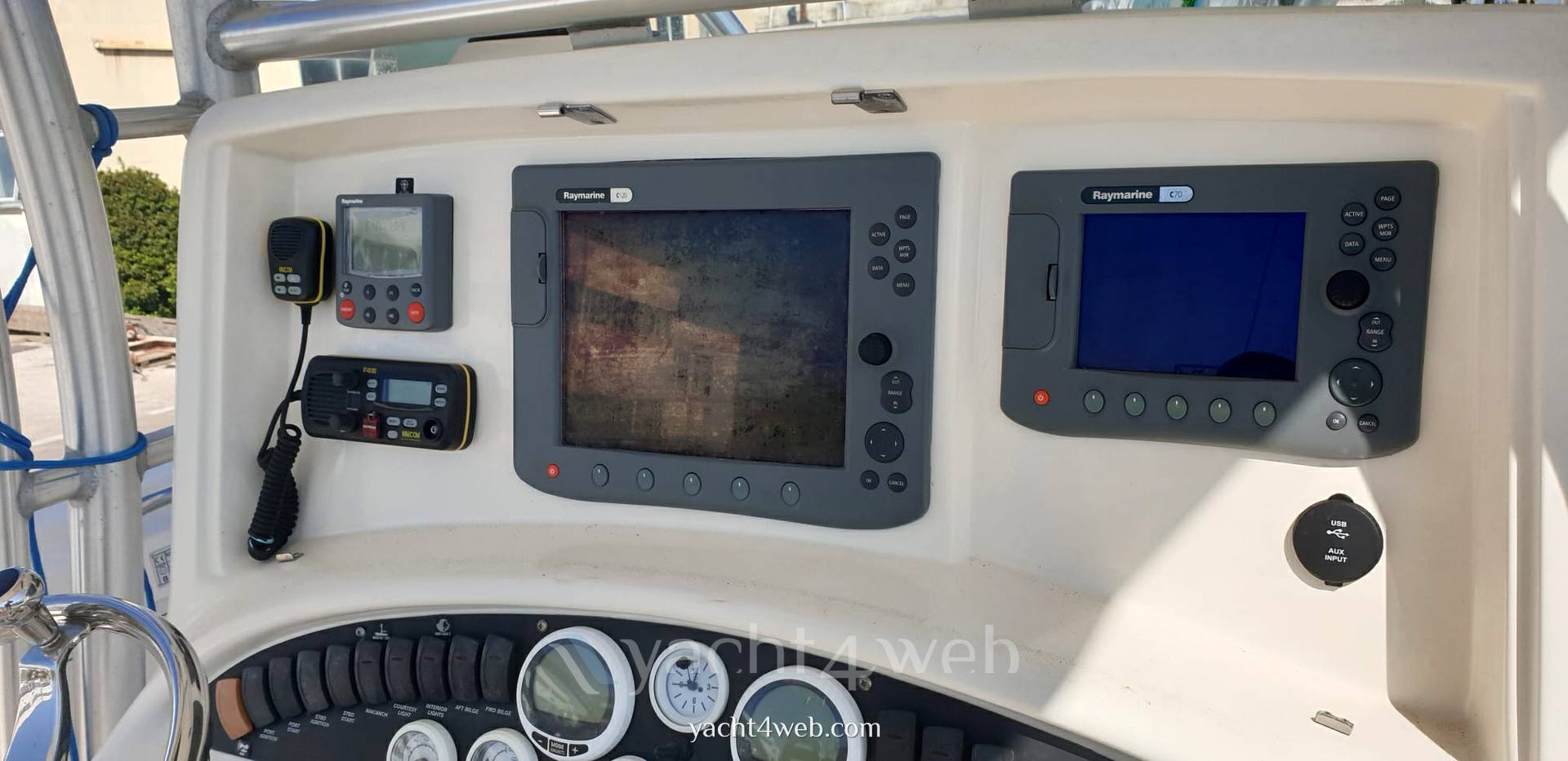Boston whaler Outrage 320