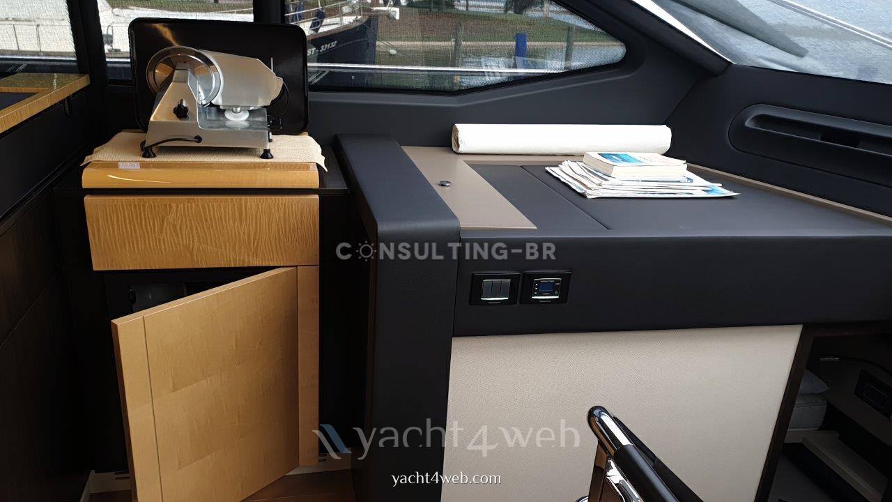 Azimut 66 fly 驾驶桥楼