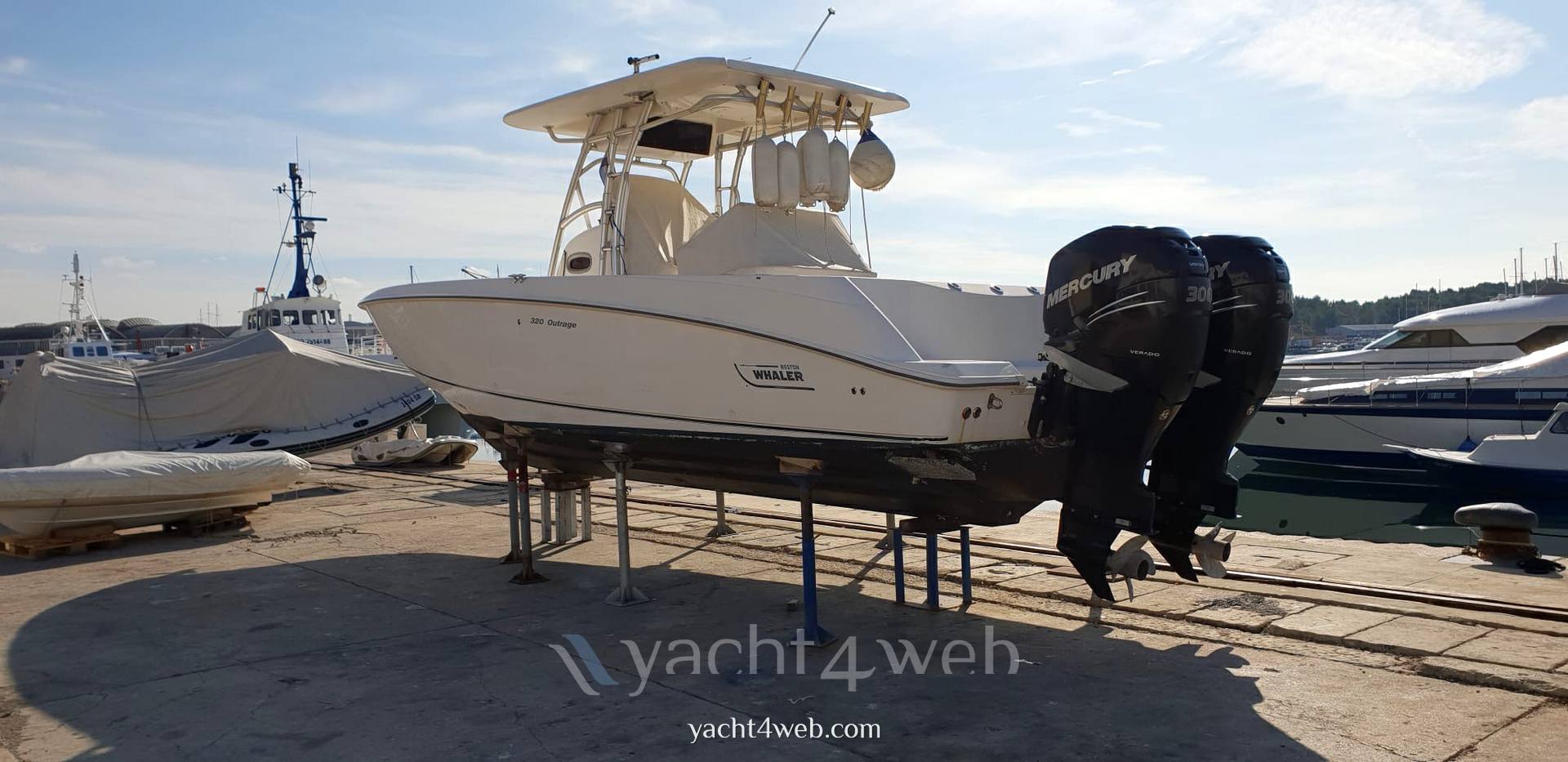 Boston whaler Outrage 320 