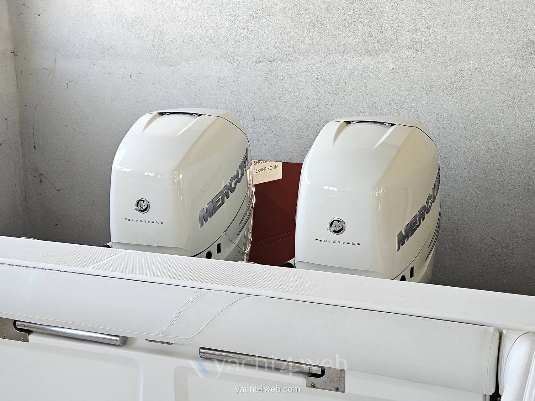 Boston whaler Outrage 320 barco a motor