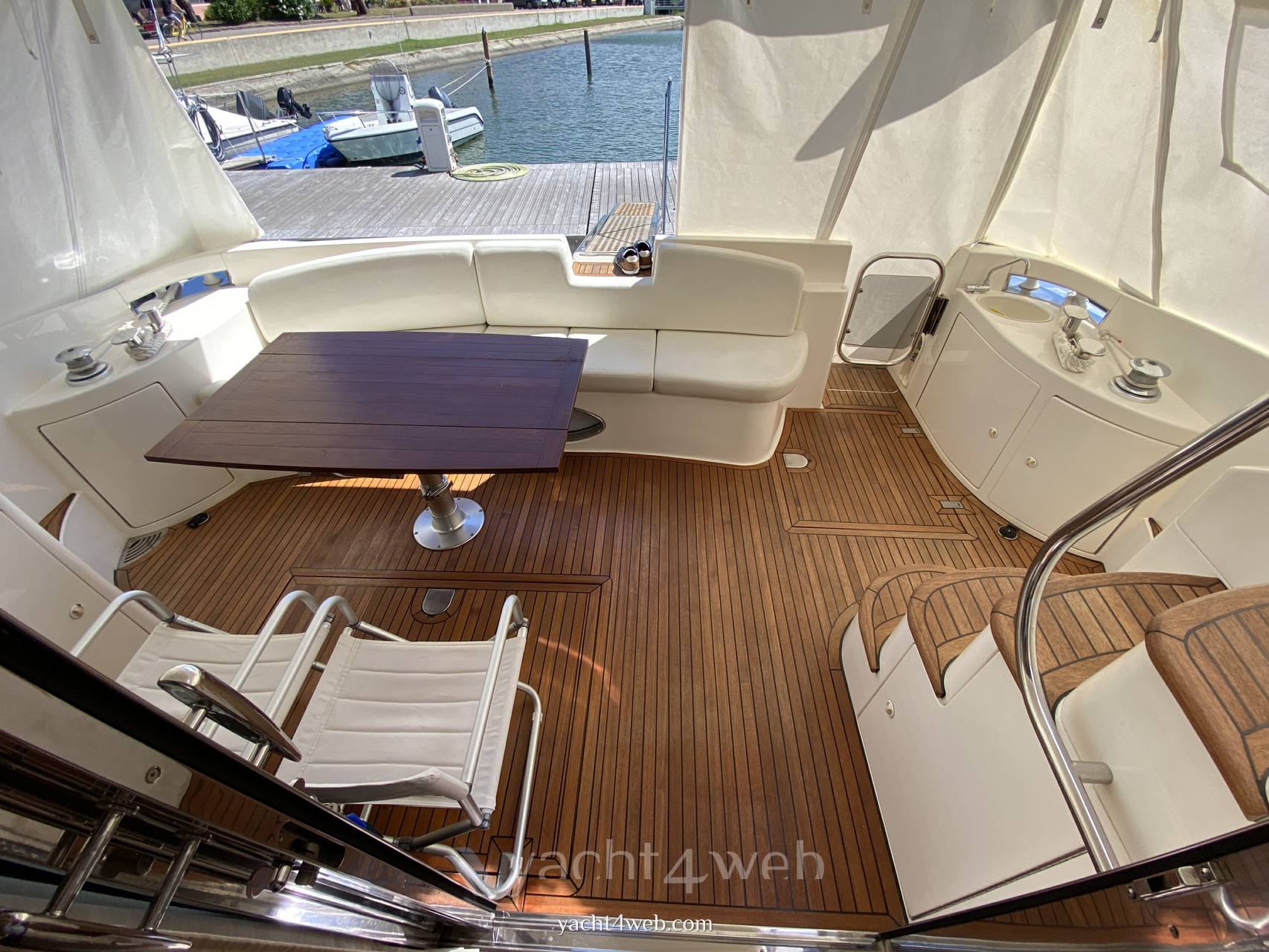 Azimut 50 fly 驾驶桥楼