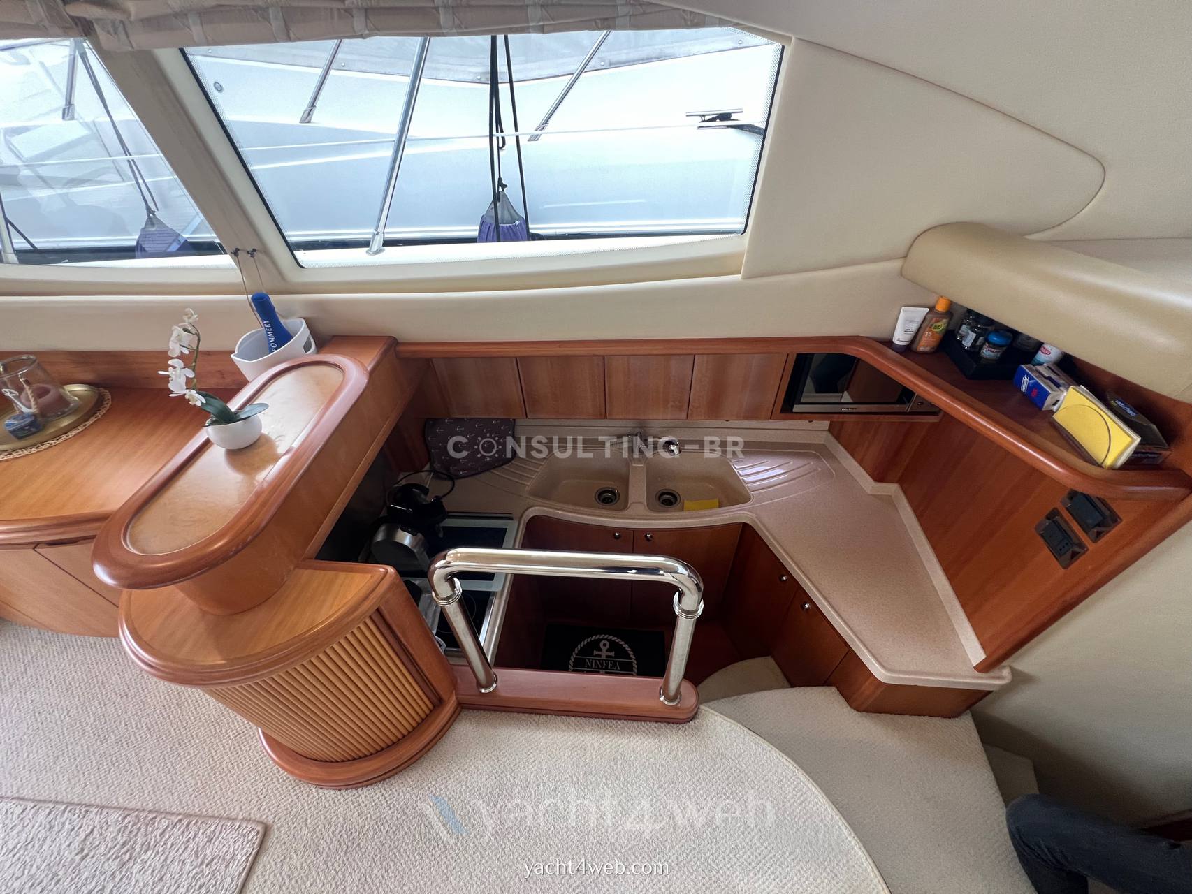 Azimut 46 fly 驾驶桥楼
