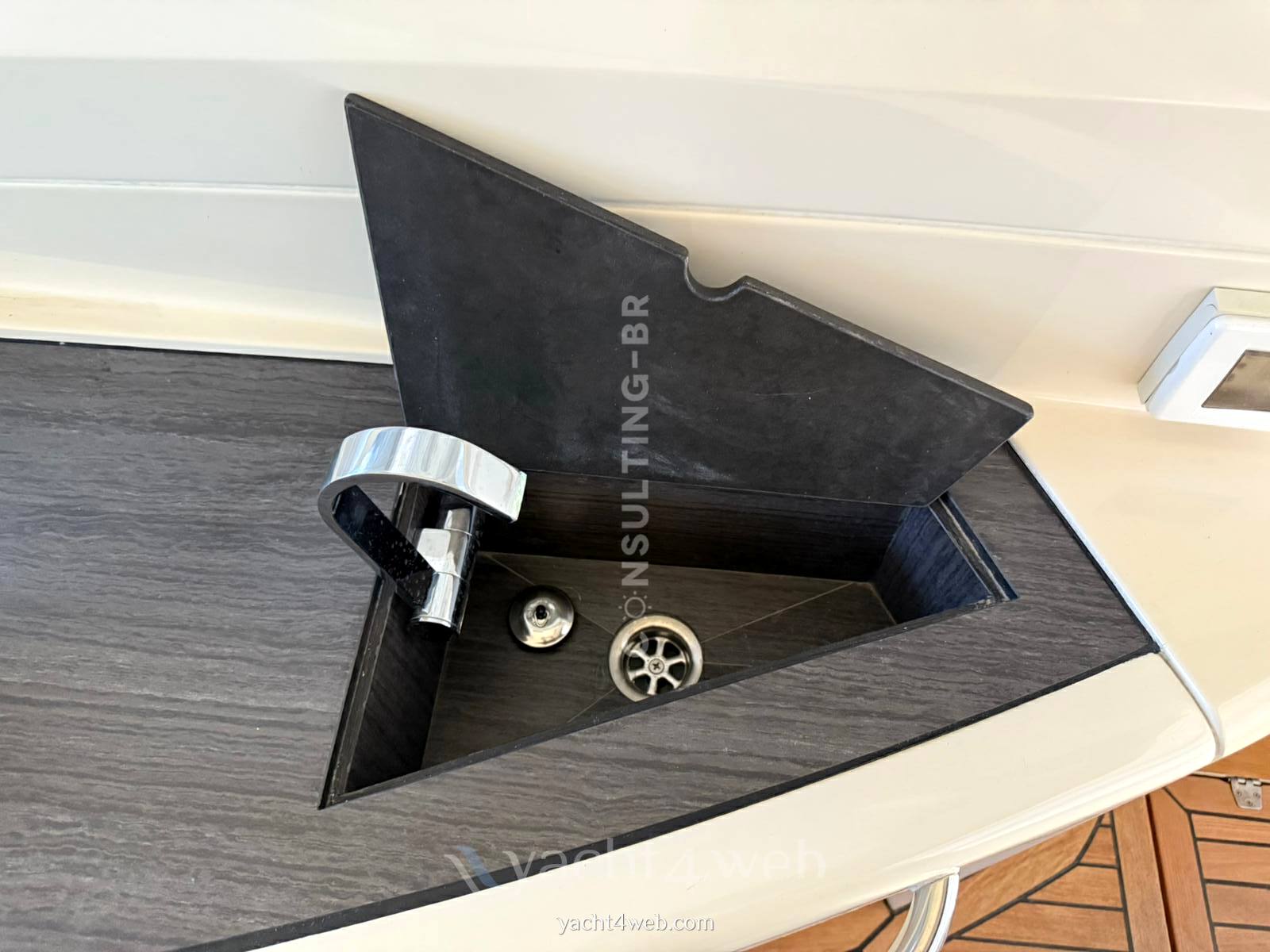 Absolute 47 ht 驾驶桥楼 使用