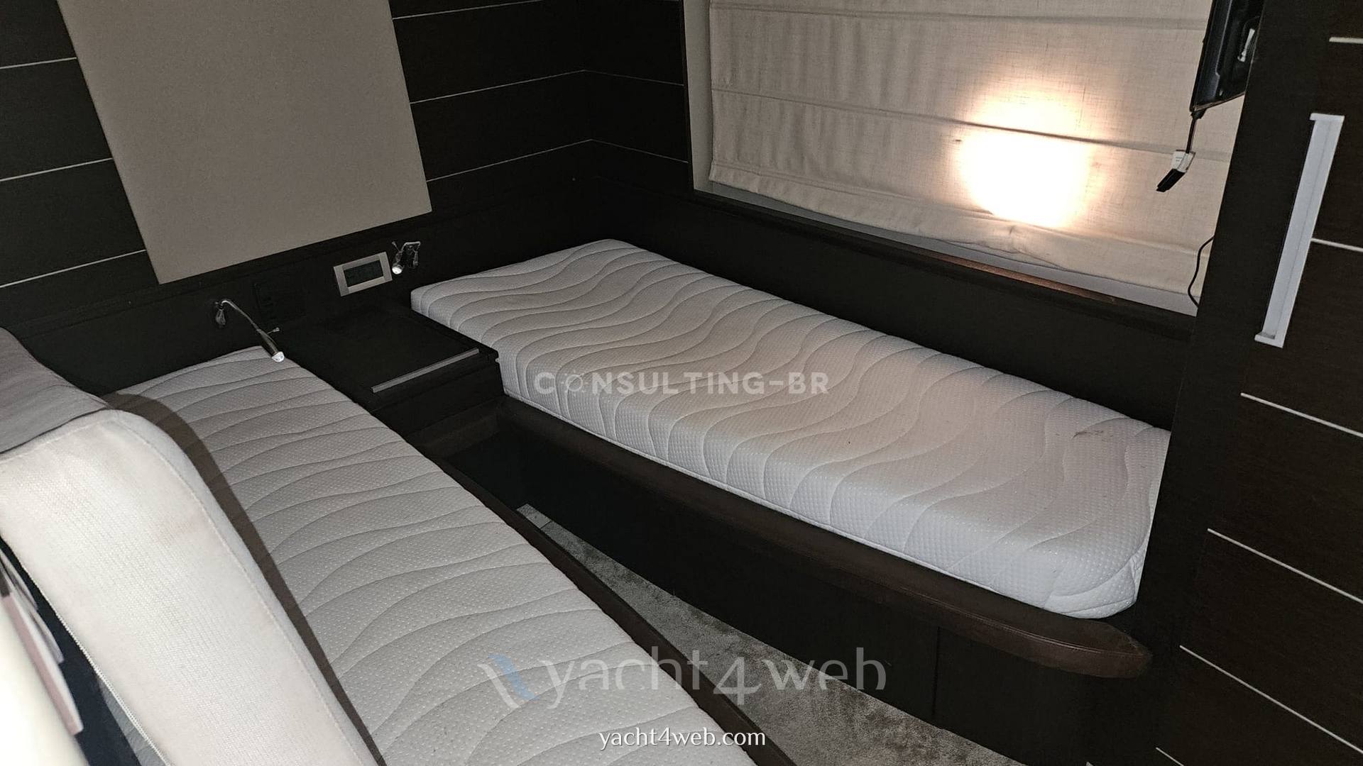 Azimut 68 s barco a motor