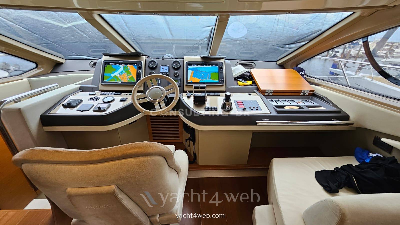 Azimut 60 fly 驾驶桥楼