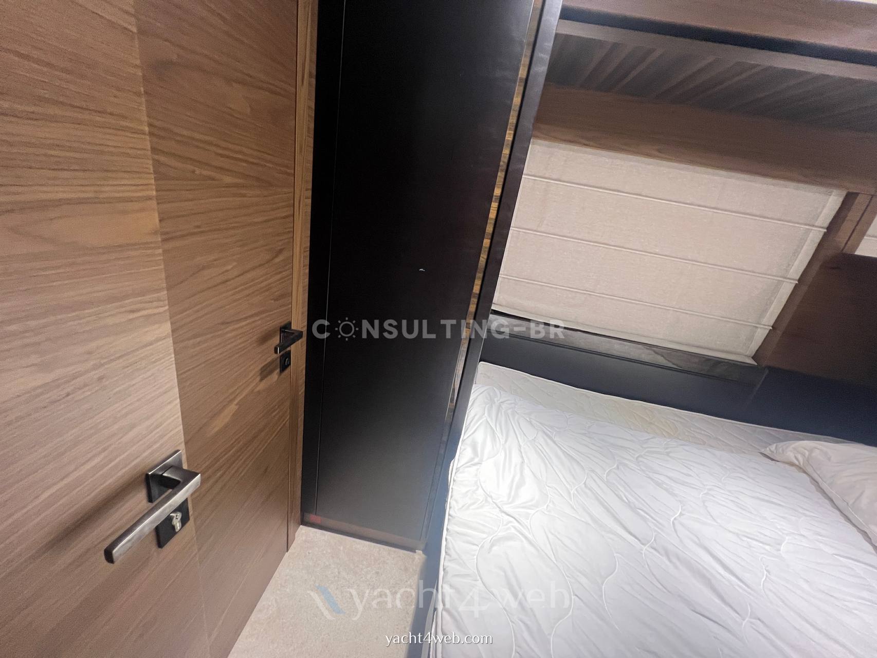 Ferretti 670 fly motor boat